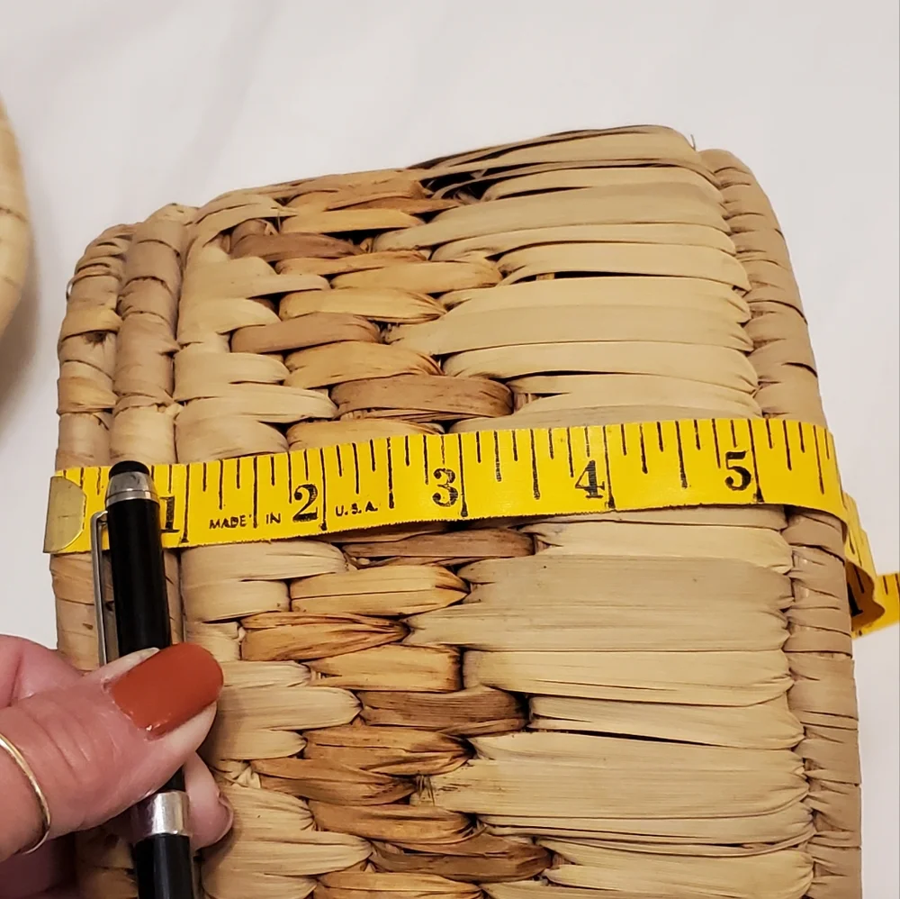 Vtg Brown Boho Farmhouse Woven Round Basket With Lid Storage Decor Sewing
